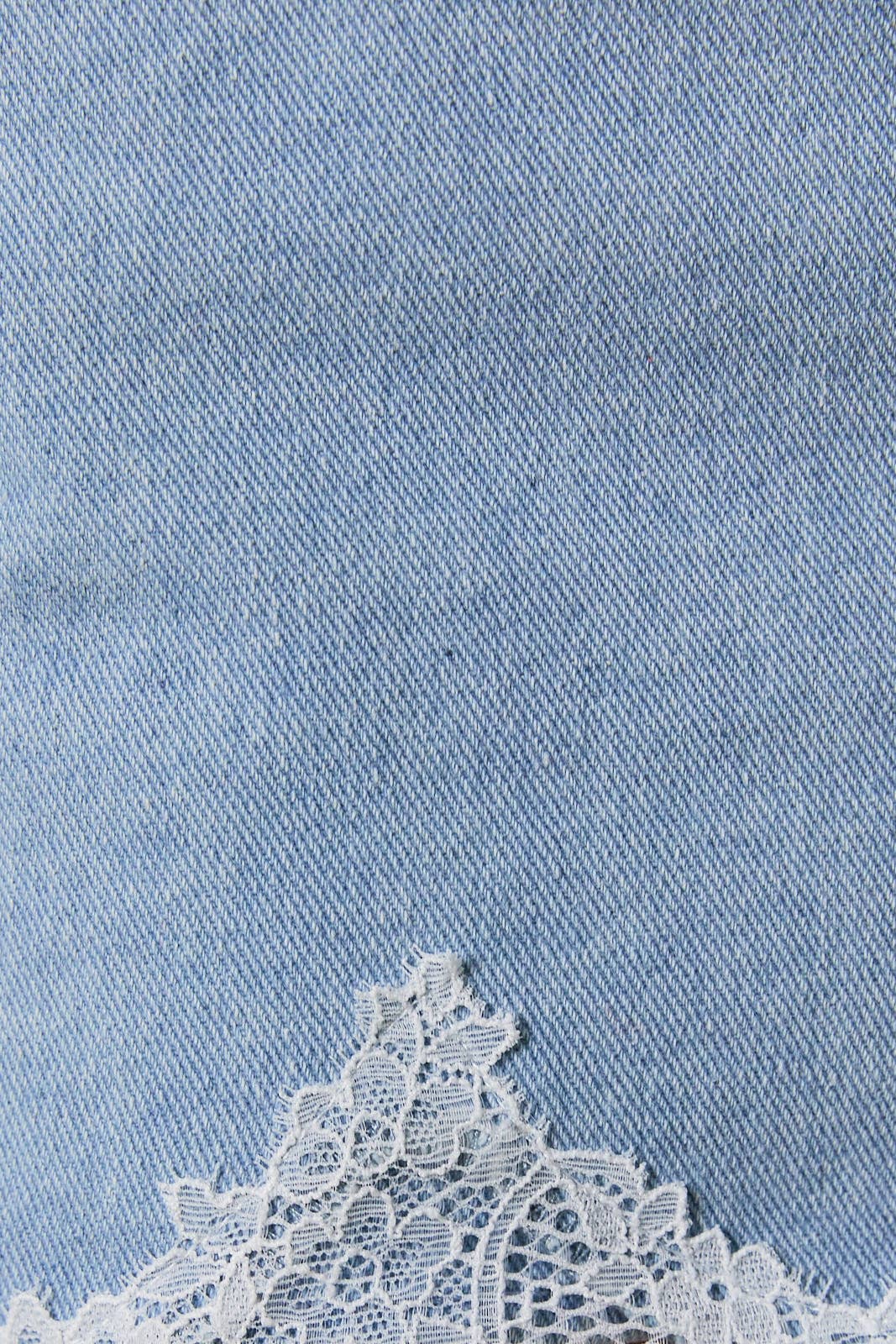 LE LIS - MID RISE DENIM SKORT WITH LACE TRIM DETAIL: LT DENIM / M