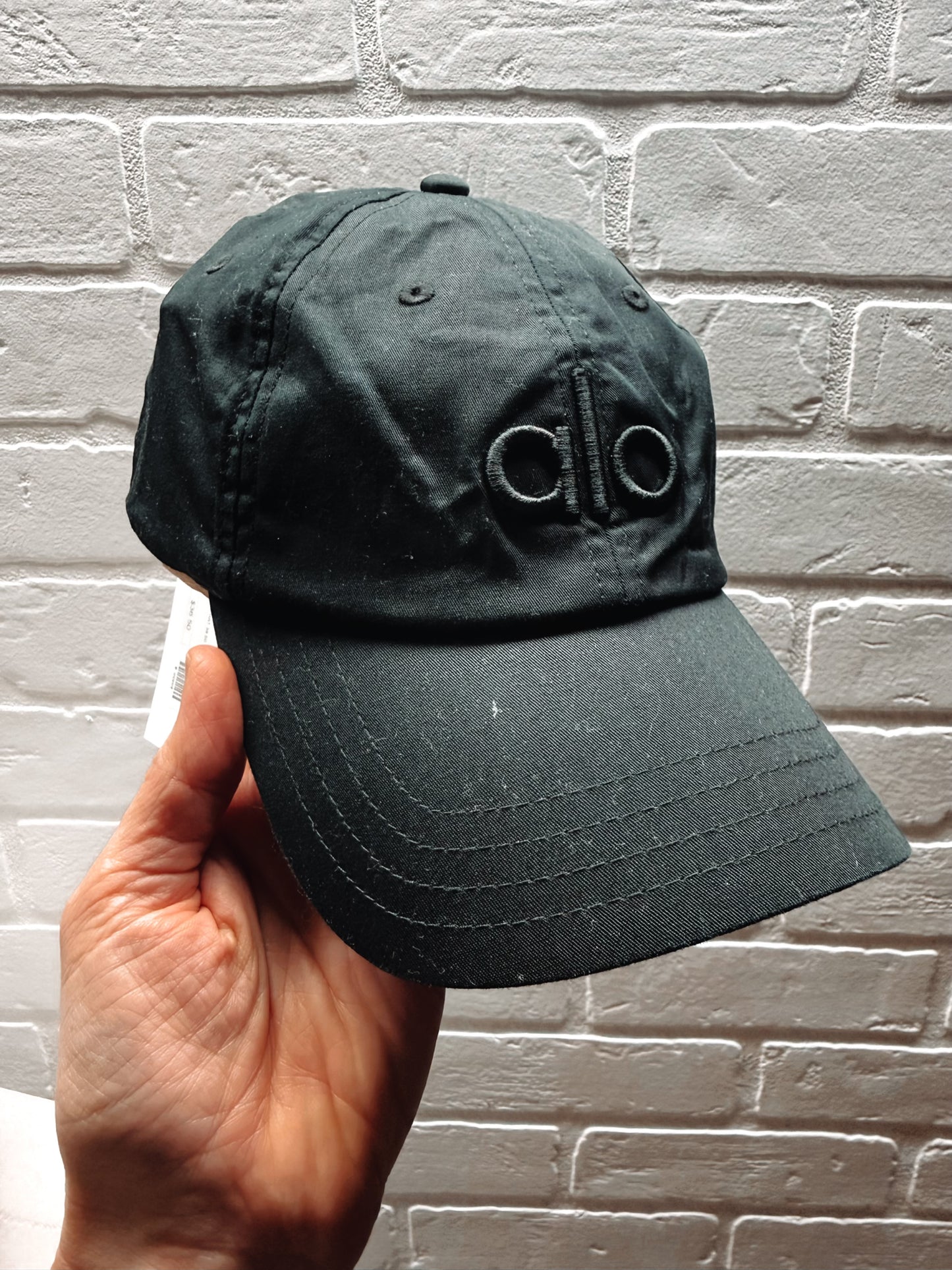 Alo Yoga Performance Off-Duty Cap in black.
