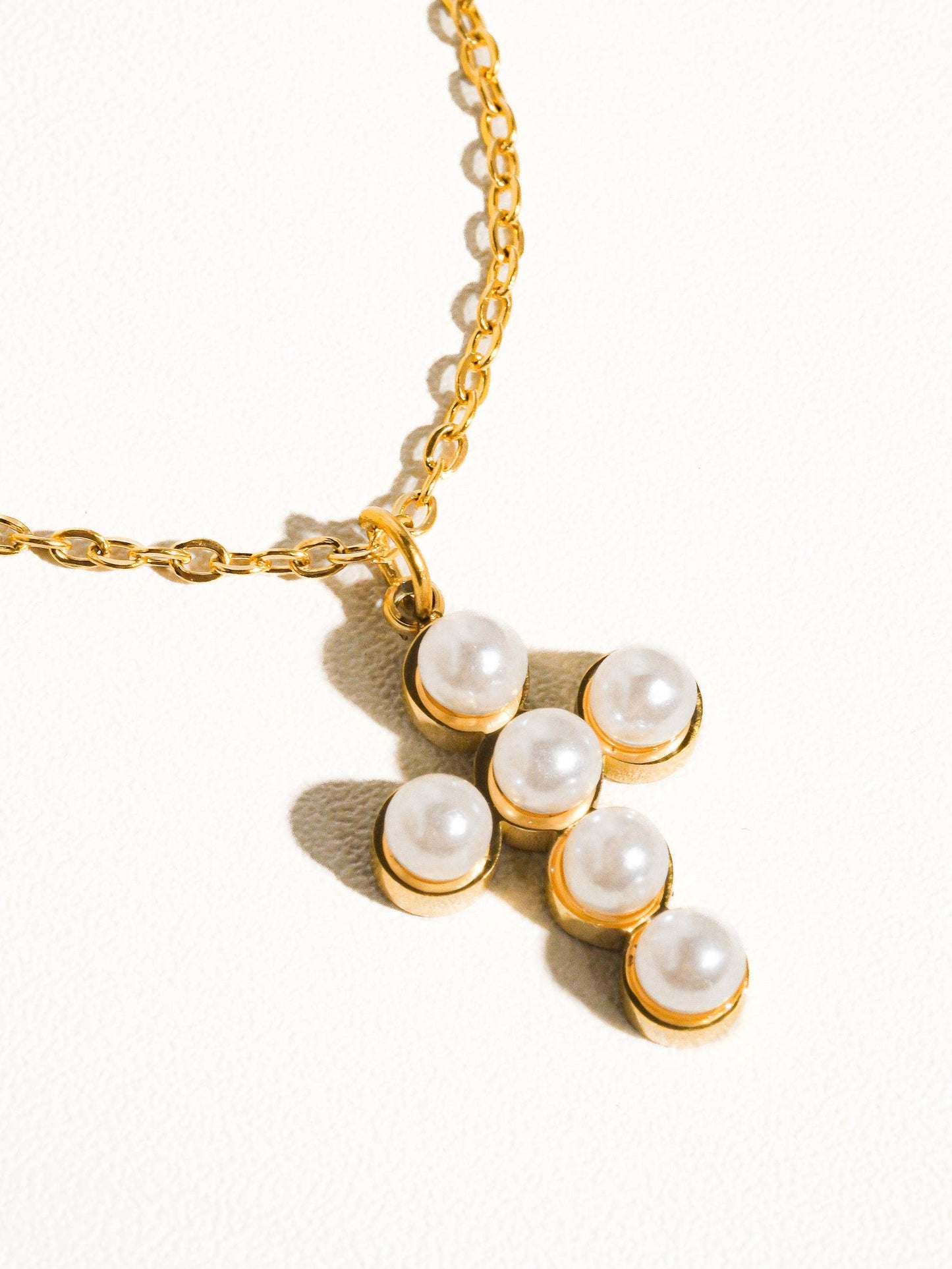 Flânerie by MAIQ - Faith Non-Tarnish Dainty Pearl Cross Necklace: Yellow Gold