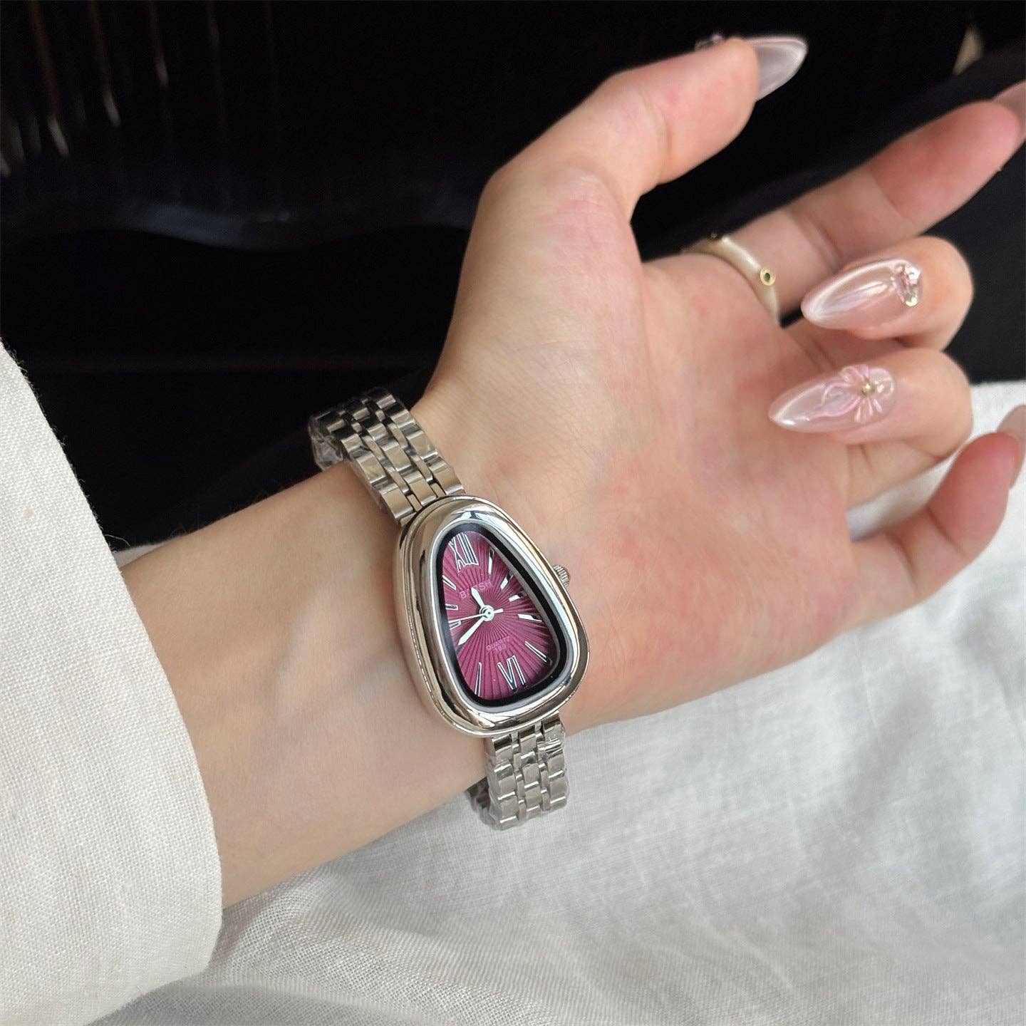 Dipped Shop - Luxury Snake Head Case Quartz Wrist Watch DP25F738: Gold White
