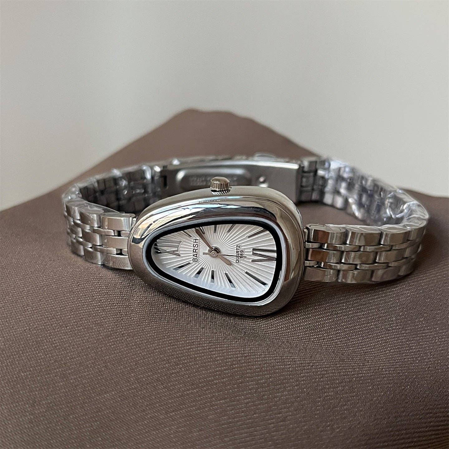 Dipped Shop - Luxury Snake Head Case Quartz Wrist Watch DP25F738: Gold White