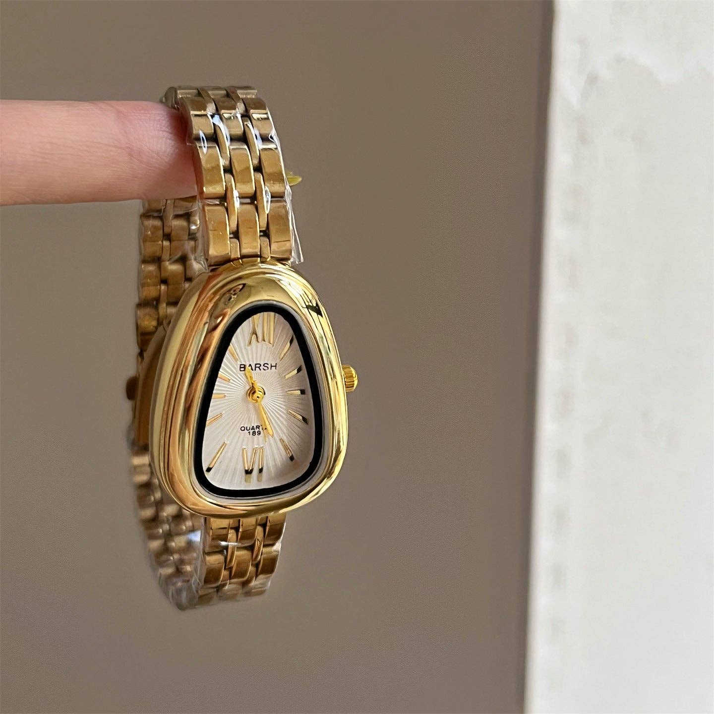 Dipped Shop - Luxury Snake Head Case Quartz Wrist Watch DP25F738: Gold White