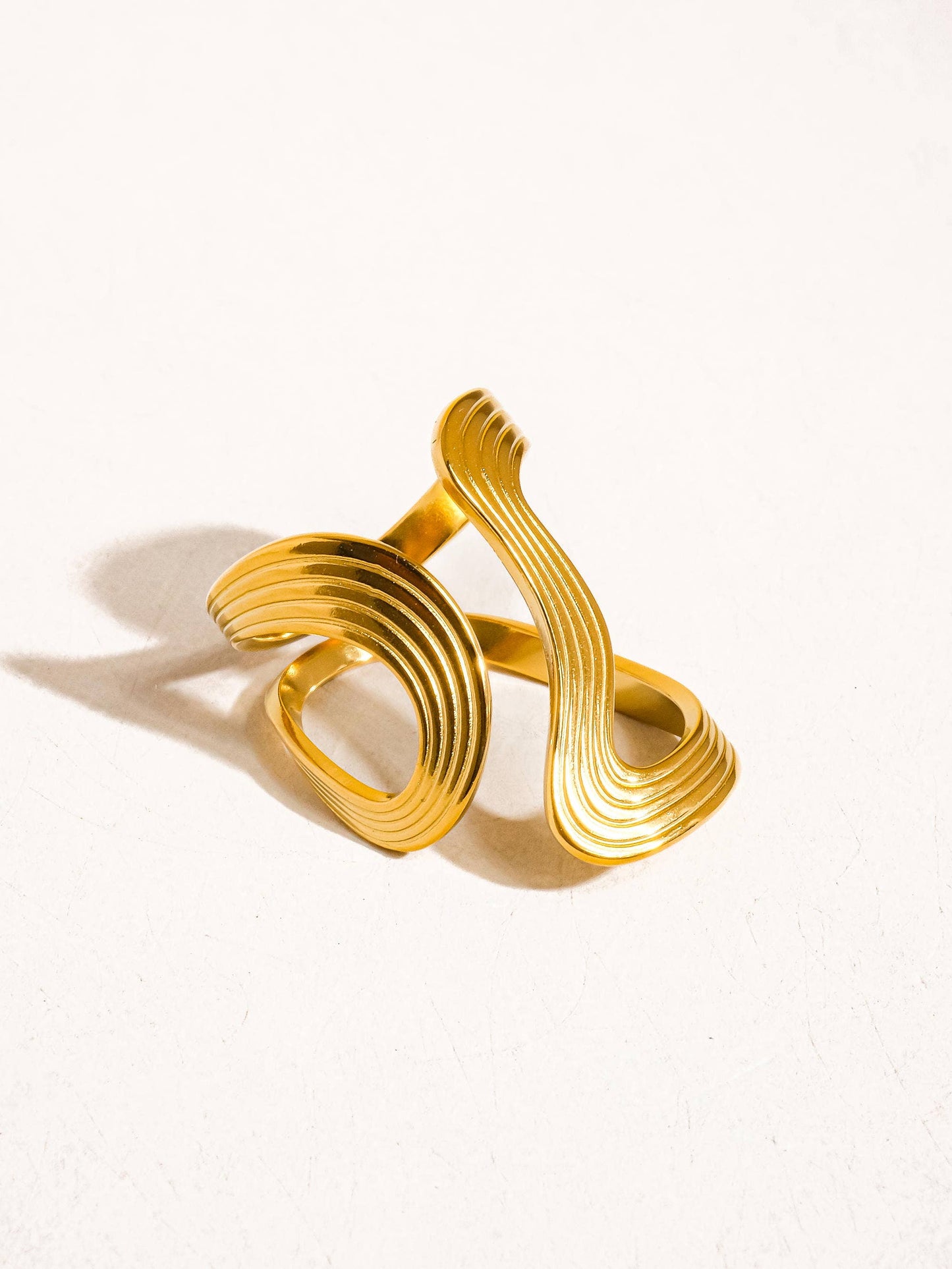 Flânerie by MAIQ - Xena 18K Gold Non-Tarnish Wavy Abstract Ring: Yellow Gold