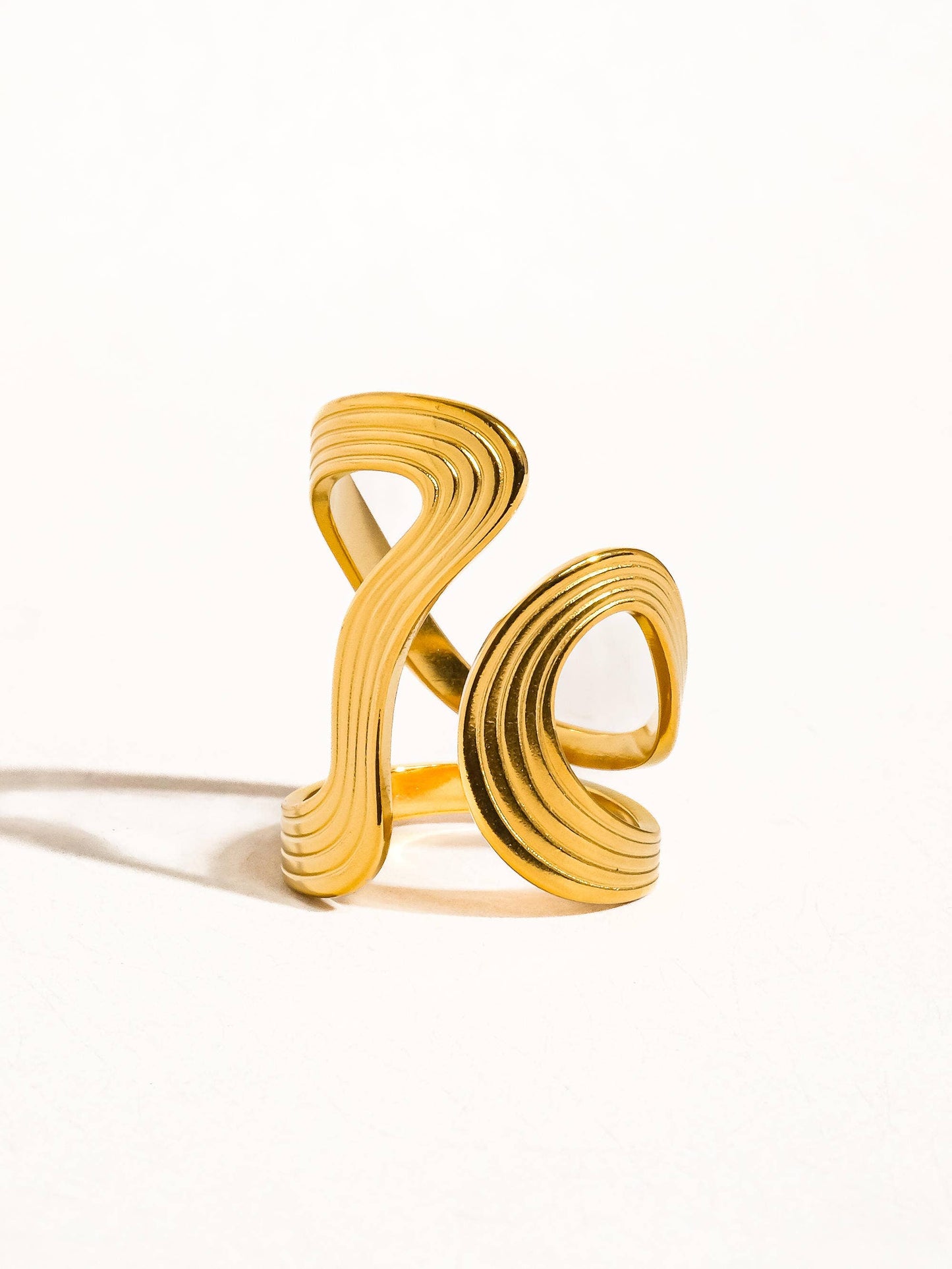 Flânerie by MAIQ - Xena 18K Gold Non-Tarnish Wavy Abstract Ring: Yellow Gold