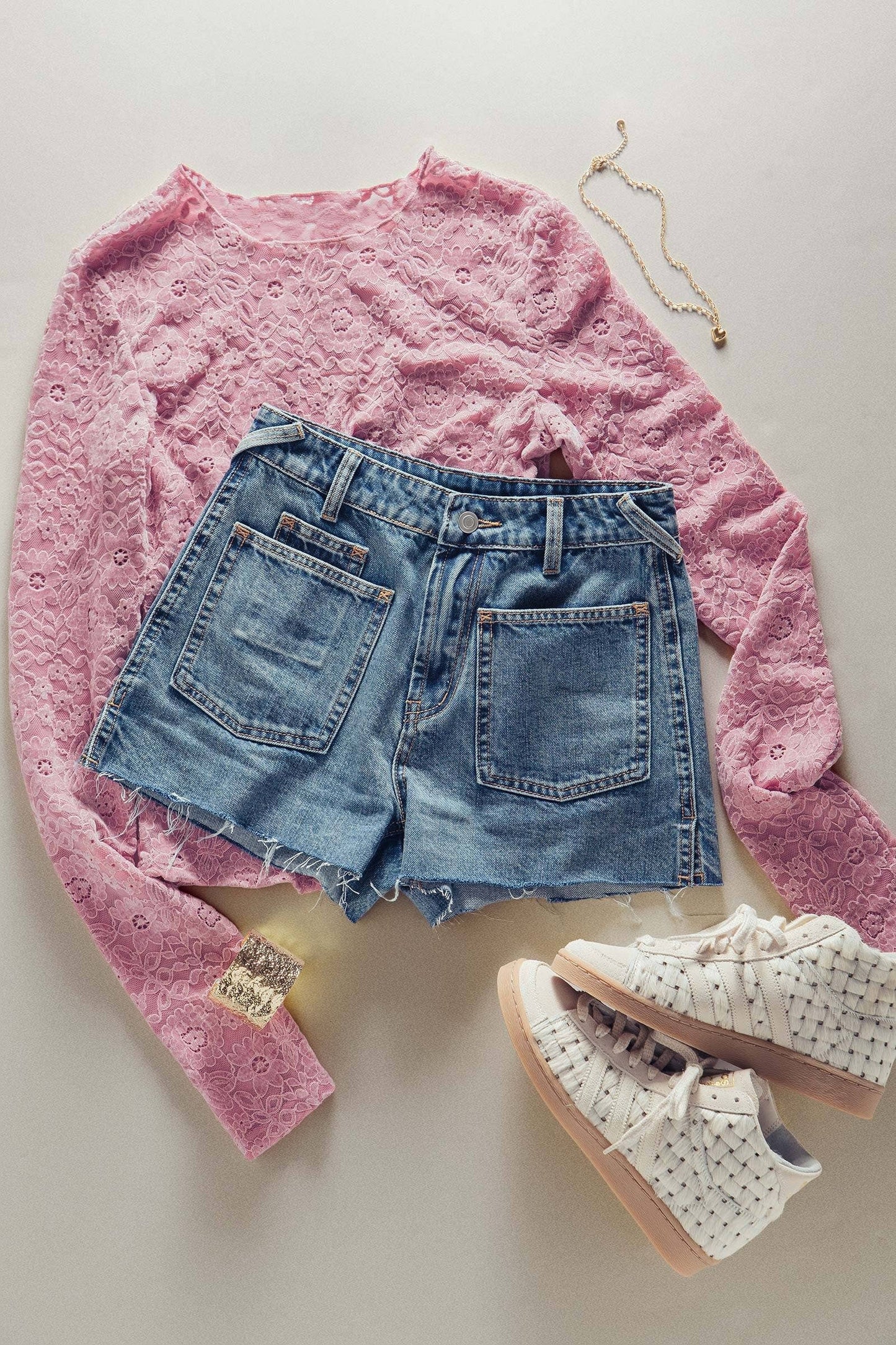 Urban Daizy - High Rise Patch Pocket Raw Hem Denim Shorts: DENIM BLUE / S-M-L:2-2-2