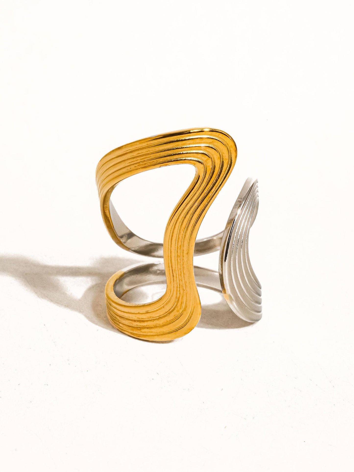 Flânerie by MAIQ - Xena 18K Gold Non-Tarnish Wavy Abstract Ring: Yellow Gold