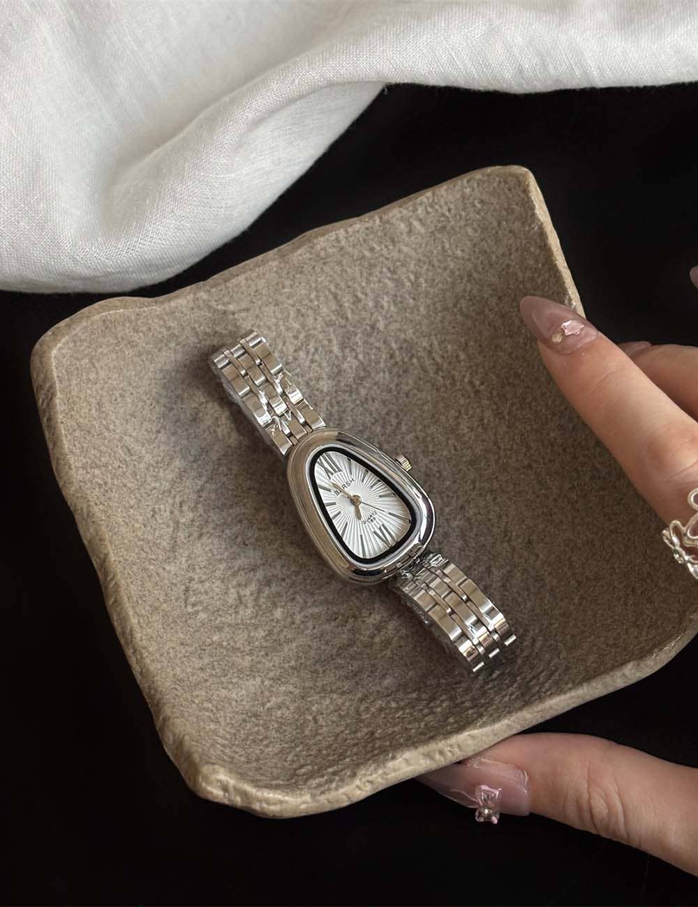 Dipped Shop - Luxury Snake Head Case Quartz Wrist Watch DP25F738: Gold White
