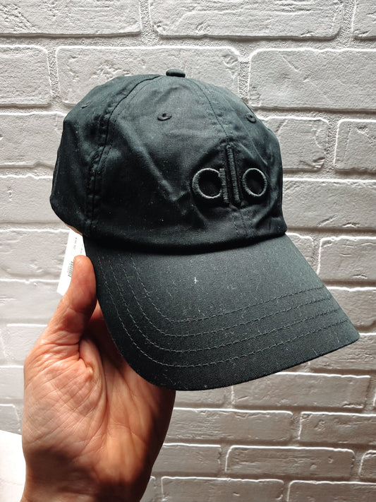 Alo Yoga Performance Off-Duty Cap in black.
