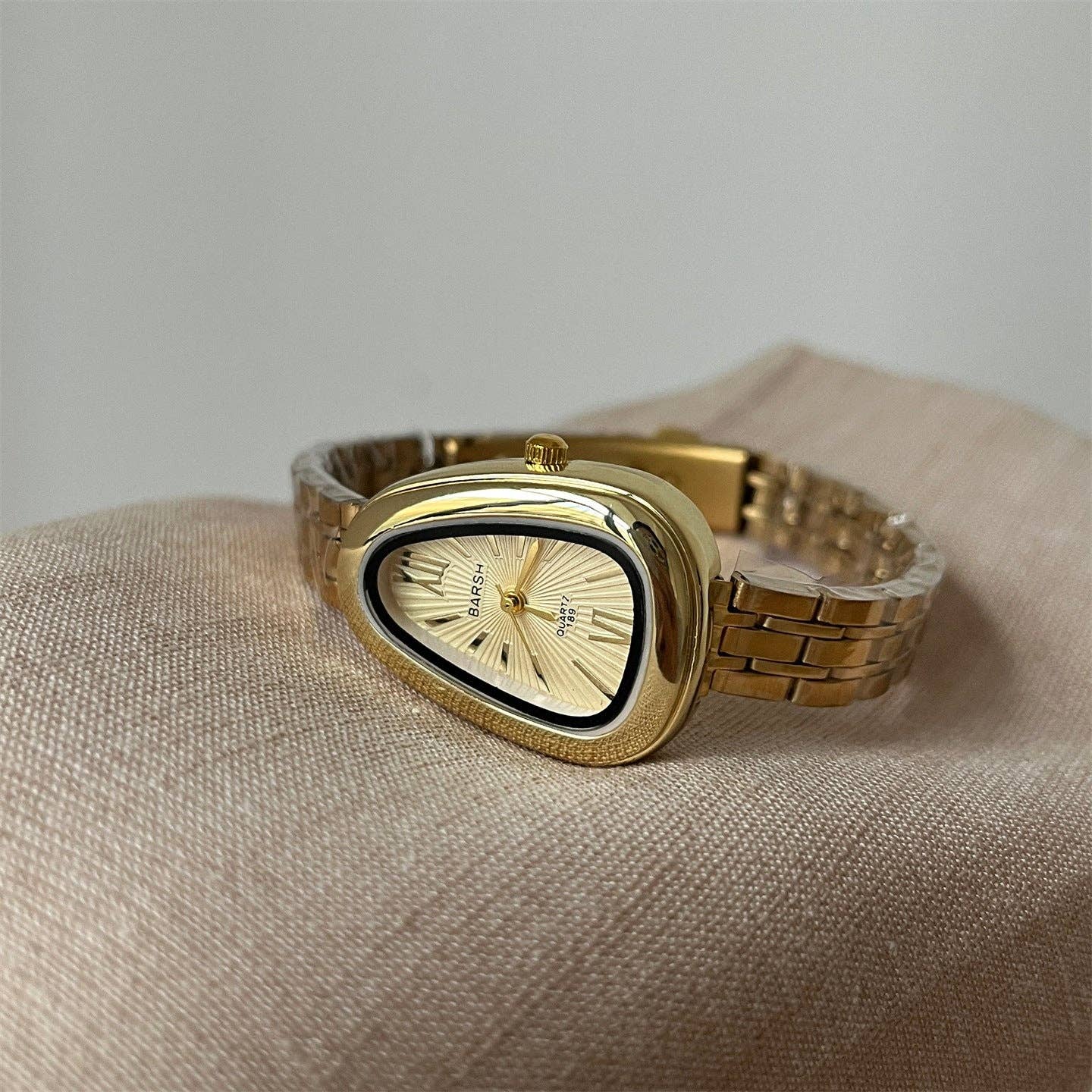 Dipped Shop - Luxury Snake Head Case Quartz Wrist Watch DP25F738: Gold White